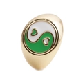 Dettaglio anello in rame dorato con motivo cuore yin yang in smalto verde e bianco - Aperto Regolabile / Verde e Bianco