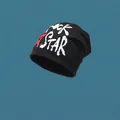 Dettaglio del berretto in maglia nera leggera con stampa Rock Star e stella rossa - Taglia Unica (55-59cm) / Nero