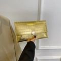 Pochette a busta dorata con stampa coccodrillo e dettaglio grande fibbia rotonda - Oro