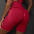 Détail du short de sport rouge sans couture à taille haute avec effet galbant fessier - S / Bas / Rouge