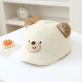 Detail van baby zonnehoed met schattige 3D-berenoortjes en borduursel in beige katoen - 48-50cm / Beige