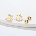 Detailansicht polierter goldener Frosch-Ohrstecker mit Schmetterlingsverschluss auf weiß - Gold
