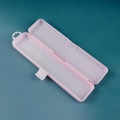 Detailoverzicht van de roze plastic cosmetische doos met gesp en handig ophanggat - Roze