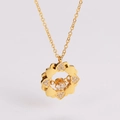 Detalle del collar con colgante de corazón y trébol con piedra de circón brillante - Dorado