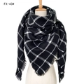 Morbida sciarpa a quadri neri e bianchi con frange esposta su manichino sartoriale - 140x140cm / FX-43 Nero