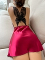 Dettaglio della camicia da notte in raso rosso con ricamo a farfalla in pizzo nero sul retro - S / Rosso