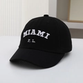 Detailopname van zwarte katoenen baseballcap met wit Miami-borduurwerk in reliëf - 50-54cm(3-8 jaar) / Zwart
