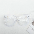 Moderne minimalistische transparente ovale Brille mit goldenen Nieten und Cat-Eye-Rahmen - Klar Weiß