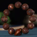 Détail macro de perles en bois de santal de 20mm avec gravures d'écritures bouddhistes - 20mm Gravé / Bois de Rose (Bodhisattva Samantabhadra)