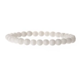 Nahaufnahme des minimalistischen 6mm weißen Steinperlen-Armbands mit runden Perlen - 6mm Weißer Stein