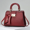 Elegante borsa a mano rosso scuro intrecciata con dettagli dorati su base bianca - 27cmx12cmx20cm / Borgogna