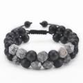 Detail eines zweilagigen Lavastein-Perlenarmbands mit verstellbarem gewebtem Verschluss - Landkartenstein Armband