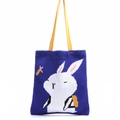 Koningsblauwe gebreide draagtas met schattig wit konijn en gele handvatten - Blauw Konijn