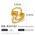 Detailansicht des gewellten 18k Edelstahlrings mit wasserfesten und hypoallergenen Daten - Goldgelber wellenförmiger hohler offener Stil (NB-R24182)