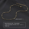 Collar de acero inoxidable dorado con dijes de oliva y cuentas redondas sobre fondo de seda - Cuentas de olivo