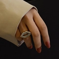Anillo elegante con forma de labios plateados de acero inoxidable para mujer - US 6 / Color Acero