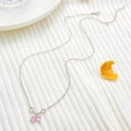 Dettaglio di una collana in argento con pietre di zircone rosa a forma di ciliegia - Collana Cuore Rosa con Ciliegia Argentato (Z-617)