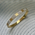 Bracciale rigido dorato con cuori traforati e due file di cristalli bianchi - Fila di Diamanti Cuore / Stile Cuore Oro