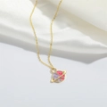 Detalle del collar de oro con colgante de Saturno en esmalte rosa y violeta y circones - Rosa Púrpura