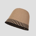 Détail d'un chapeau cloche en maille beige avec rayures verticales et texture tissée fine - Taille unique / Camel