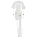 Dettaglio mini abito bianco con fibbia dorata e drappeggio in tessuto pieghettato - S / Bianco