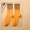 Kastanien-gelbe Socken mit Farbverlauf und weißer Aurora-Stickerei aus weichem Strick - Einheitsgröße / 03 Kastaniengelb Farbverlauf