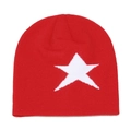 Dettaglio di un berretto invernale rosso a maglia con motivo a stella bianca ricamata - M (56-58cm) / Rosso