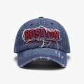 Berretto in denim lavato blu navy con ricamo Boston rosso e dettagli effetto invecchiato - Regolabile / Blu Marino (25A239)