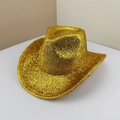 Gros plan du chapeau de cowboy doré brillant montrant la texture des fibres métalliques - Jaune