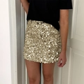 Eleganter Minirock mit goldenen Pailletten und hoher Taille für Damen in Metallic-Optik - S / Champagner