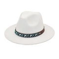Détail d'un chapeau fedora en laine blanche avec ruban en cuir à perles ethniques - M (56-58cm) / Blanc