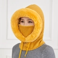 Gele wintermuts sjaal combinatie met dikke imitatiebontrand en gebreide textuur - Gembergeel
