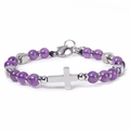 Dettaglio macro delle perle di ametista viola e del ciondolo a croce sul bracciale in acciaio - Ametista