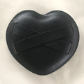 Schwarze herzförmige Make-up-Schwamm Tasche aus Leder mit Litschistruktur und Kreuzbändern - Schwarzes Lederherz / Schwarz