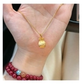 Dettaglio della collana con ciondolo a sacchetto portafortuna in oro opaco - Oro
