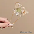 Épingle à cheveux en U dorée avec fleur blanche, perles et détails de feuilles vertes - Double Fleurs de Magnolia avec Feuilles Vertes (200) / 11cm