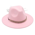 Détail d'un chapeau fedora en laine rose avec ruban décoratif à trois rangs de perles - Rose