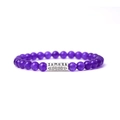 Détail des perles en pierre naturelle violette 6mm avec breloque en métal gravé argent - Jade Violet