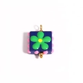 Dettaglio del ciondolo a fiore quadrato con base blu e montatura dorata - Base Blu Scuro Fiore Verde Centro Giallo Punti Rosa (Stile 9)
