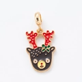 Pendentif de Noël ours avec bois de renne et nœud vert sur fond blanc éclatant - Ours de dessin animé avec des bois