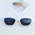 Gafas de sol chic de ojo de gato con montura blanca gruesa y lentes oscuras, mod JH1857 - Blanco Porcelana