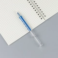 Blauwe markeerstift in de vorm van een spuit met 5ml-schaal op ruitjespapier - Blauw