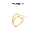 Detail van een golfvormige gouden roestvrijstalen ring met 17 mm breedte en 4 g gewicht - US 7 / Golftextuur Stijl (KR111116-MZOZ) / Goud