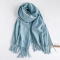 Sciarpa tinta unita celeste effetto cashmere da donna con frange e consistenza morbida - Azzurro