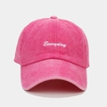 Detalle de la gorra rosa de algodón lavado con bordado Everyday en blanco - Ajustable / Rosa Rojo