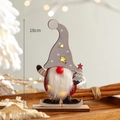 Gnome de Noël en bois de 18cm avec découpes d'étoiles et éclairage LED chaleureux - Gnome Lumineux Évidé à Bonnet Blanc