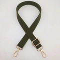 Bandoulière réglable en toile de coton verte avec boucles en métal doré sur fond blanc - Vert Armée