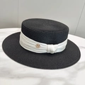 Detalle de sombrero de paja negro con cinta blanca plisada y hebilla de metal dorada - Ajustable / Negro