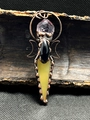 Détail macro du pendentif en bronze avec améthyste, agate noire et pierre gemme - Jaune Citron