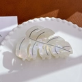 Dettaglio molletta per capelli a foglia di monstera bianco perlato con venature nere - Bianco Colorato-9.3cm